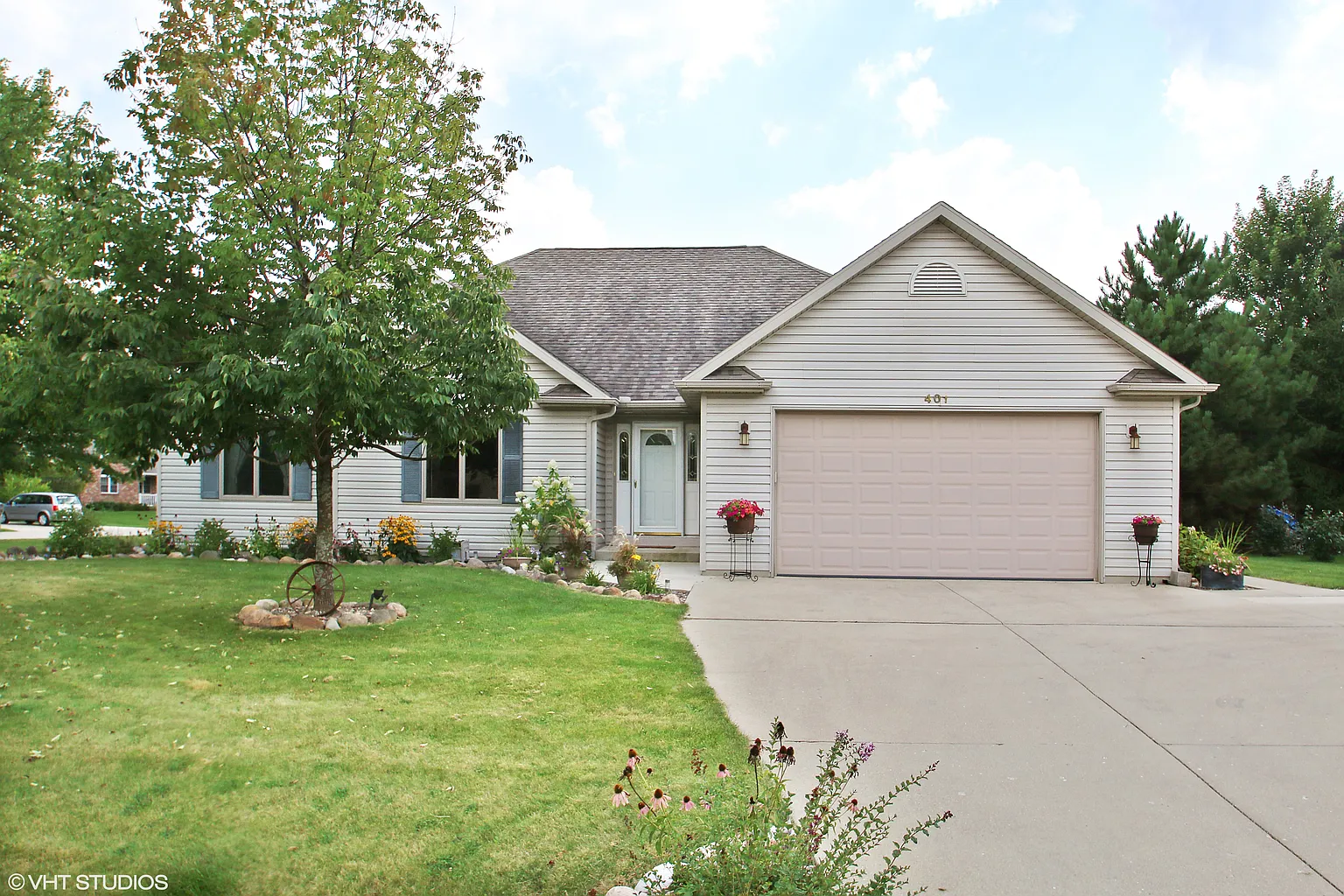 401 Lakewood Dr photo 1