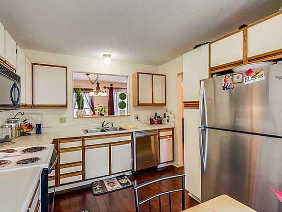 5th image of 565 Quaker Ln APT 117