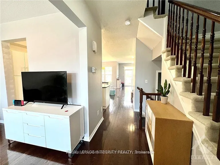 140 Battersea Cres — Photo 11
