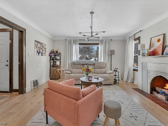 3rd image of 127 Roslyn Dr