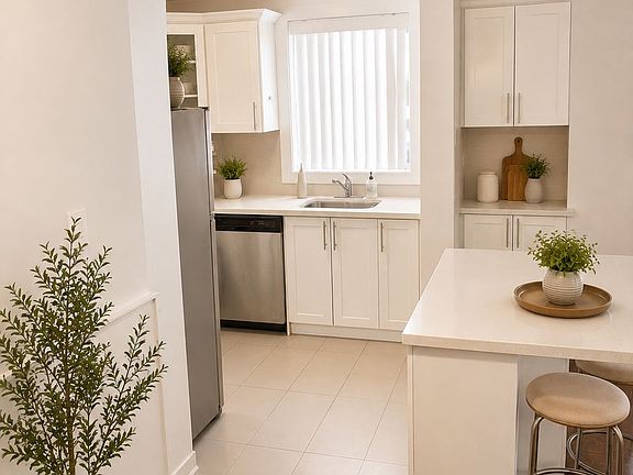 3rd image of 103 Avenue Rd #112