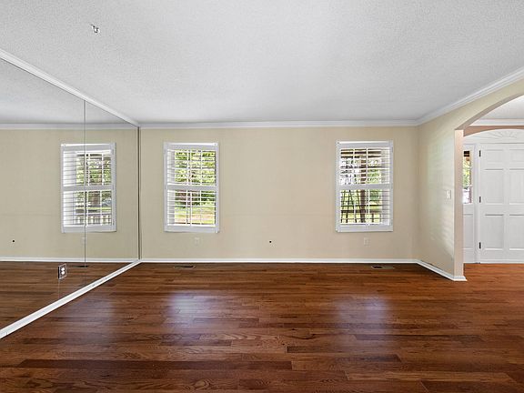 5th image of 817 Fox Chase Ln