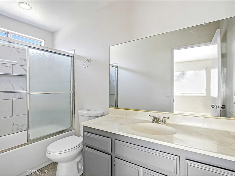 1142 W King St — Photo 11
