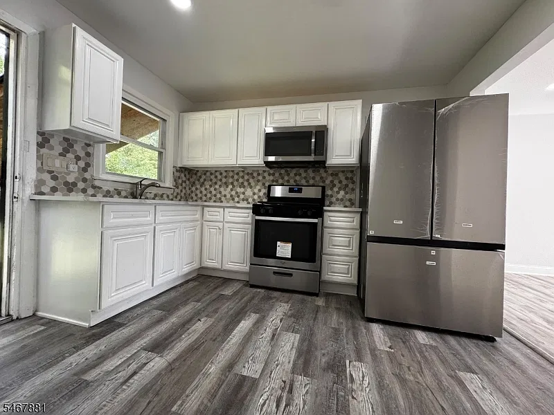 3 bed, 1.0 bath, 1400 sqft, $2,400 — Photo 2