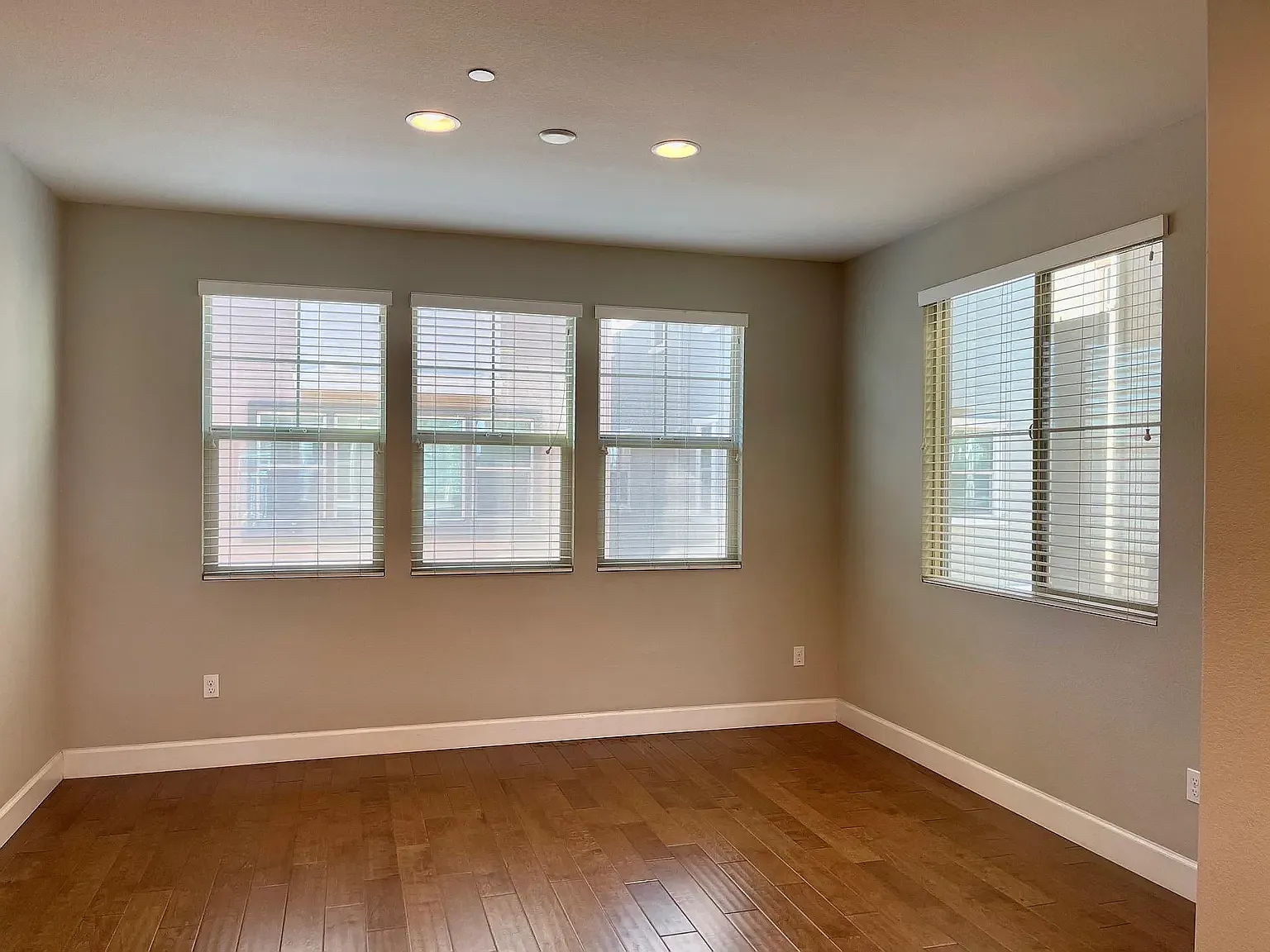 4 bed, 3.5 bath, 1927 sqft, $4,100 — Photo 3