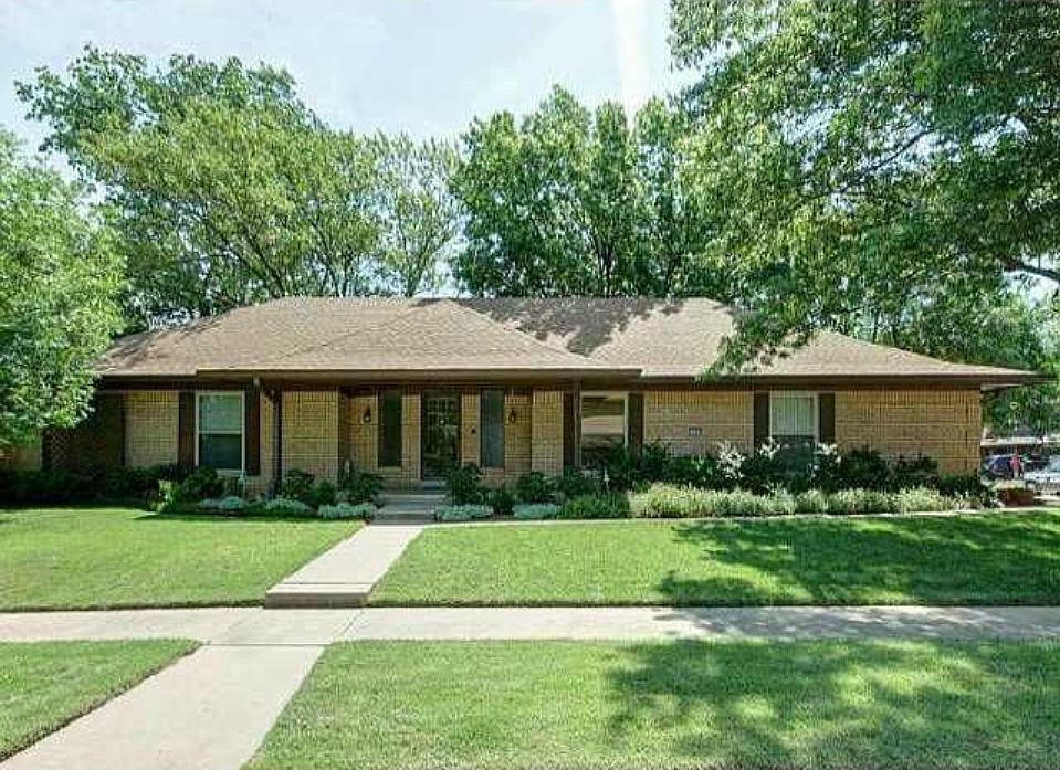 Front of House, Garage on the side.