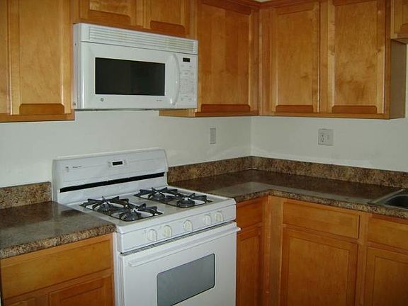 3rd image of 843 N Hayworth Ave APT 202
