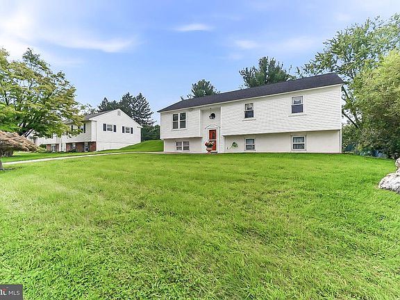 3rd image of 402 Farmhouse Rd
