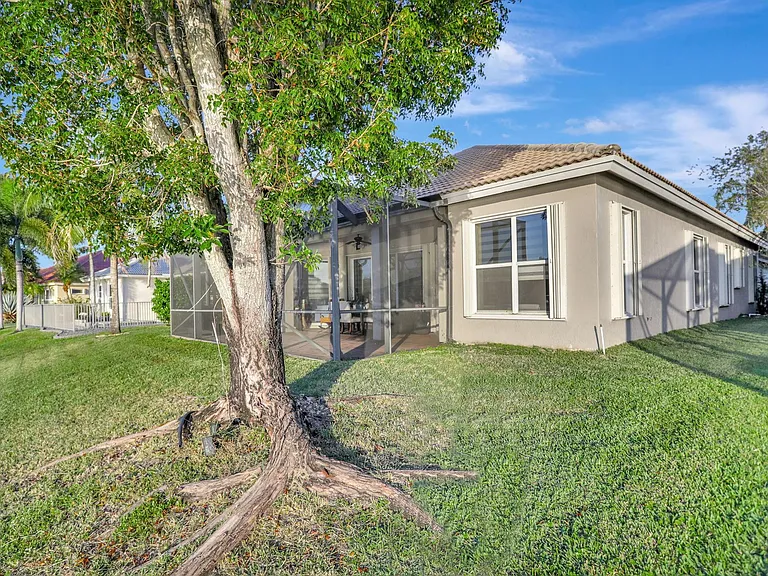 6355 NW 107th Ter — Photo 38