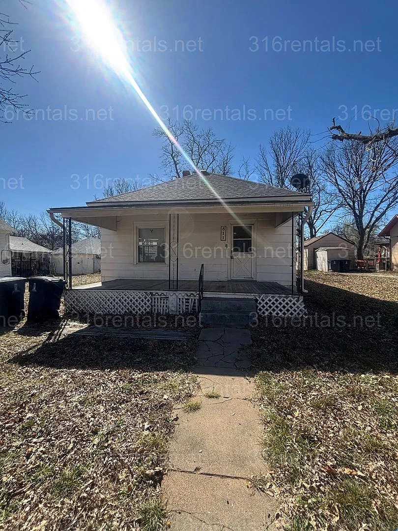 **Coming Soon** $1,050/mo - 511 W Locust - 3 Bedroom / 1 Bathroom — Photo 3