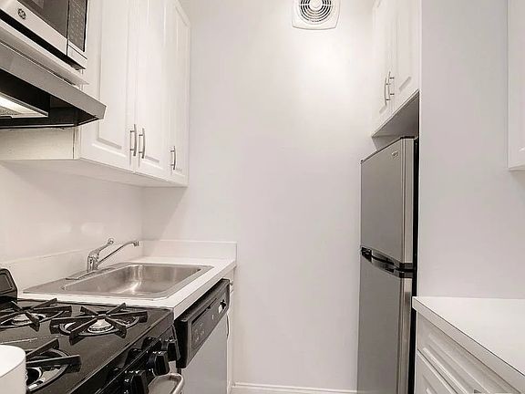 3rd image of 210 E 83rd St APT 2B
