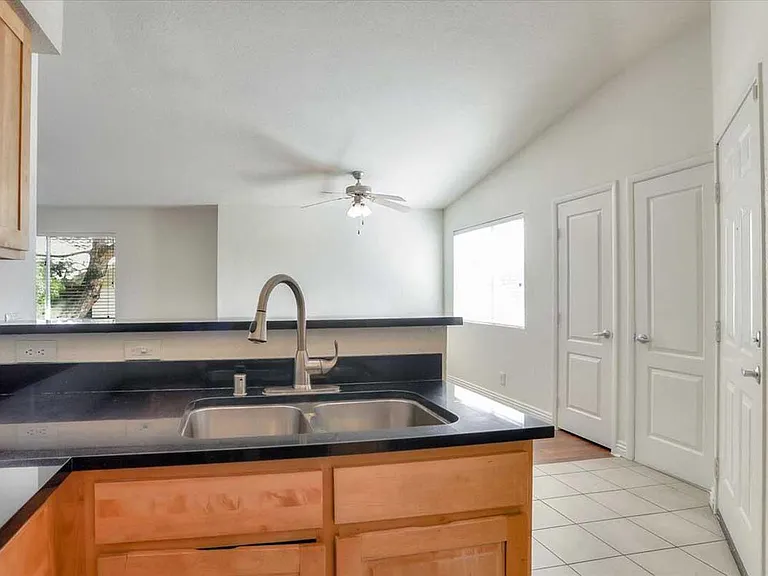 Solana Apartments — Photo 9