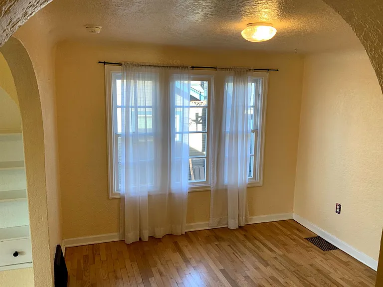 4 Bedroom, 1.5 Bath House — Photo 9