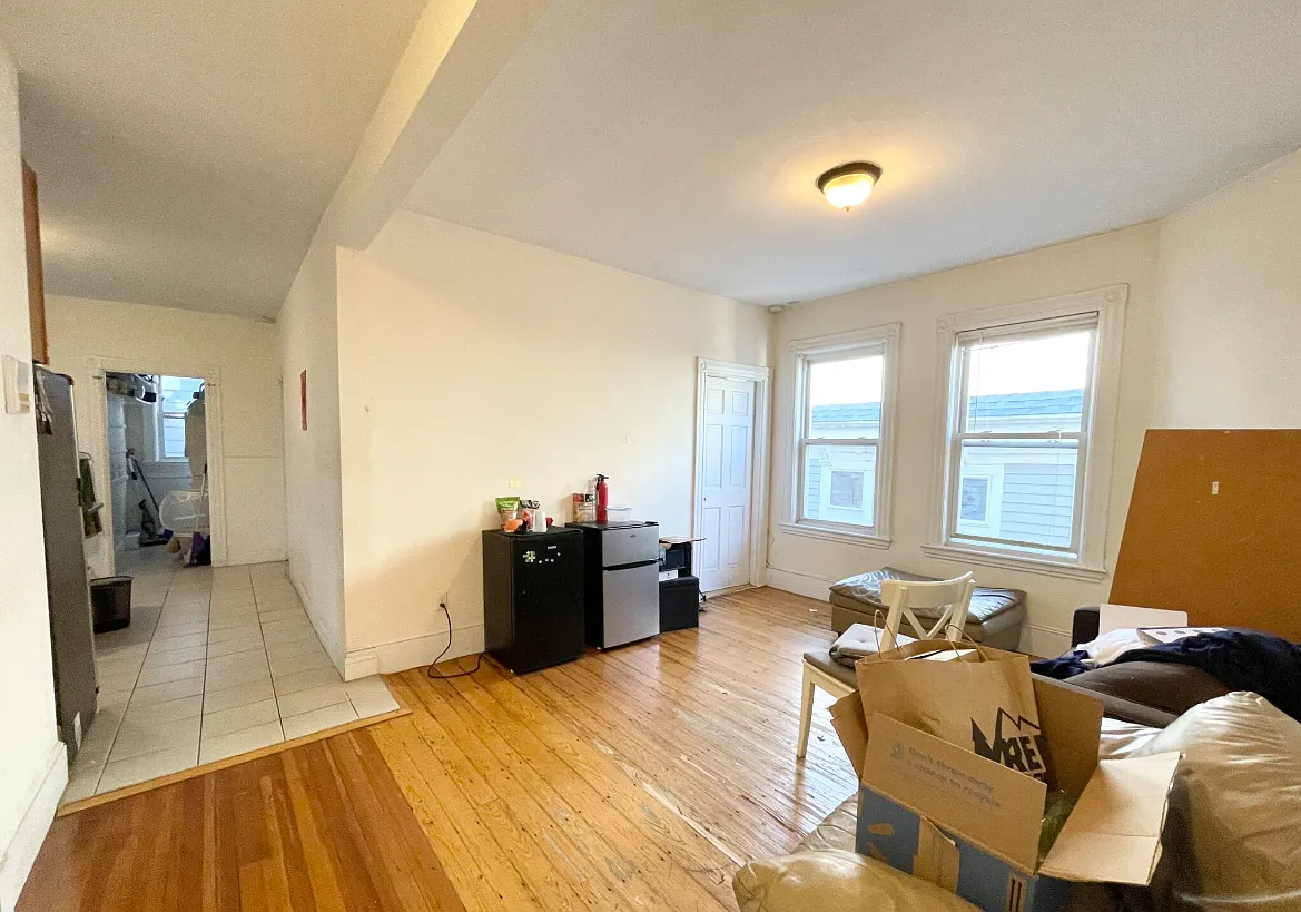 4 bed, 999 sqft, $4,000 — Photo 2