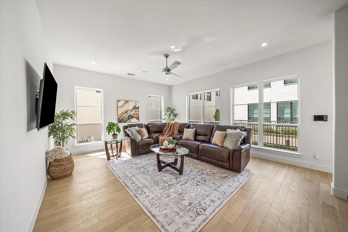 3 bed, 3.5 bath, 2718 sqft, $7,650 — Photo 3