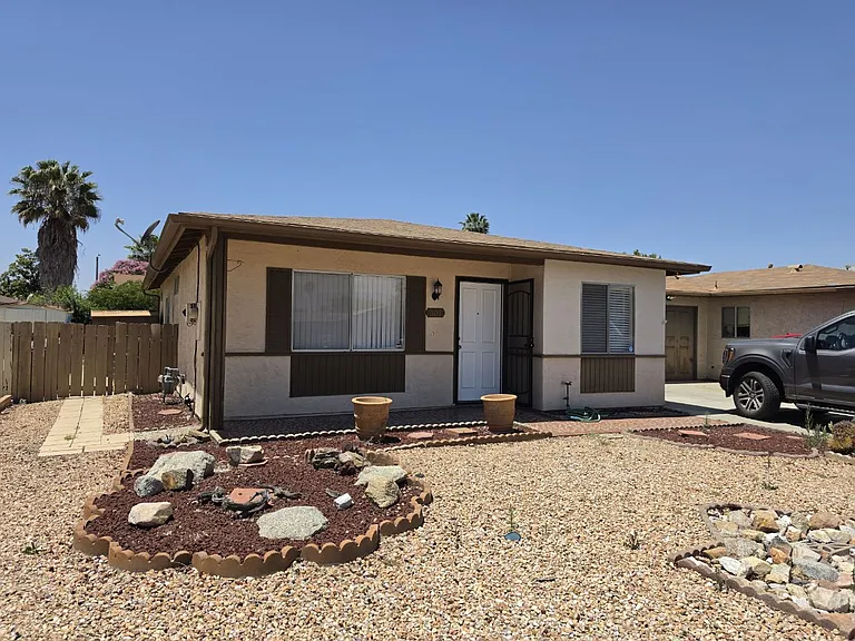 Corona St — Photo 10