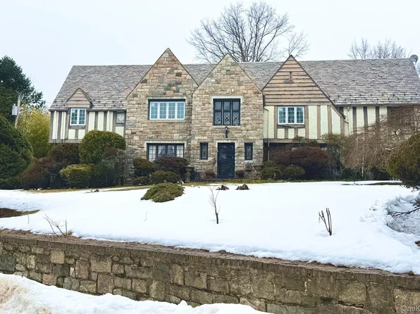 3 Merrivale Ter N, Great Neck, NY 11020