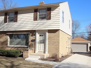 5032 N Santa Monica Blvd, Whitefish Bay, WI 53217