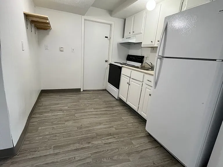 925 W 12th St — Photo 23