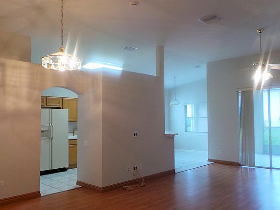 5th image of 218 Hanging Moss Cir