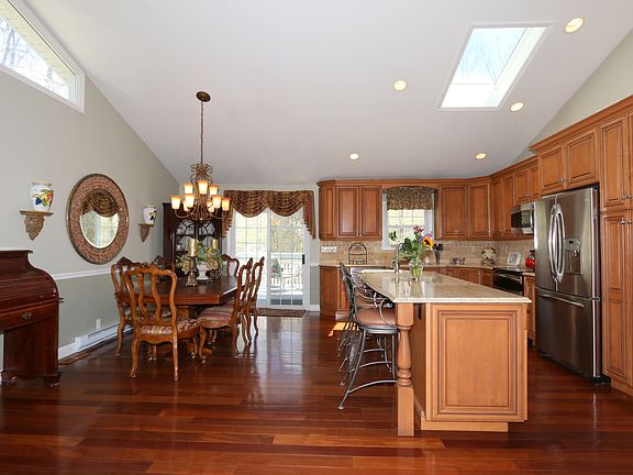 5th image of 14 Walker Dr