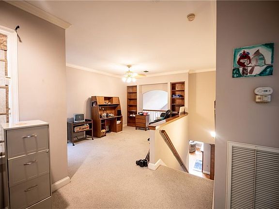 5th image of 10 Lakeway Ct