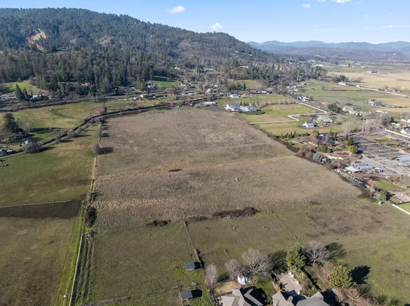 3800 Old Stage Rd, Central Point, OR 97502