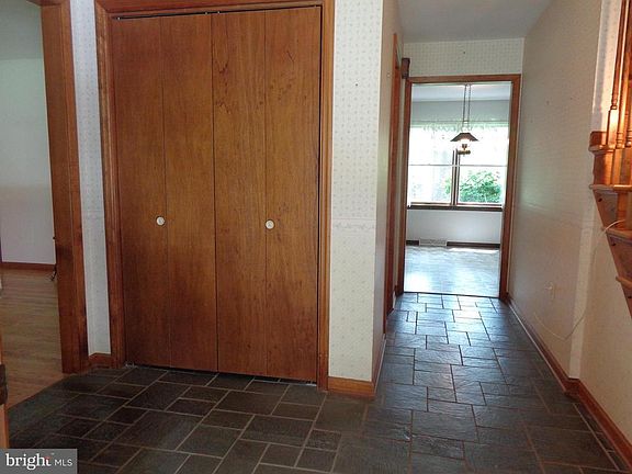 4th image of 572 Woodland Dr