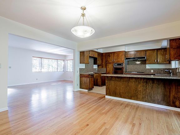 4th image of 2307 Manzanita Ln