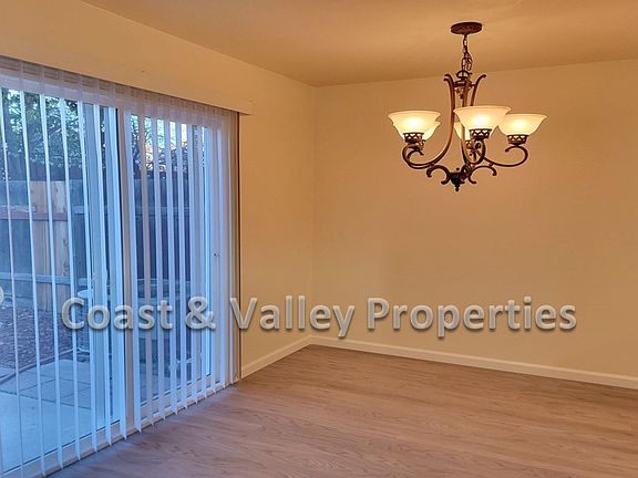 3rd image of 980 Memorial Dr #4B-2BA-1400SQFT