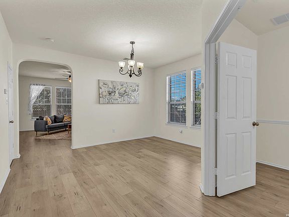 3rd image of 112 COYOTE CIR