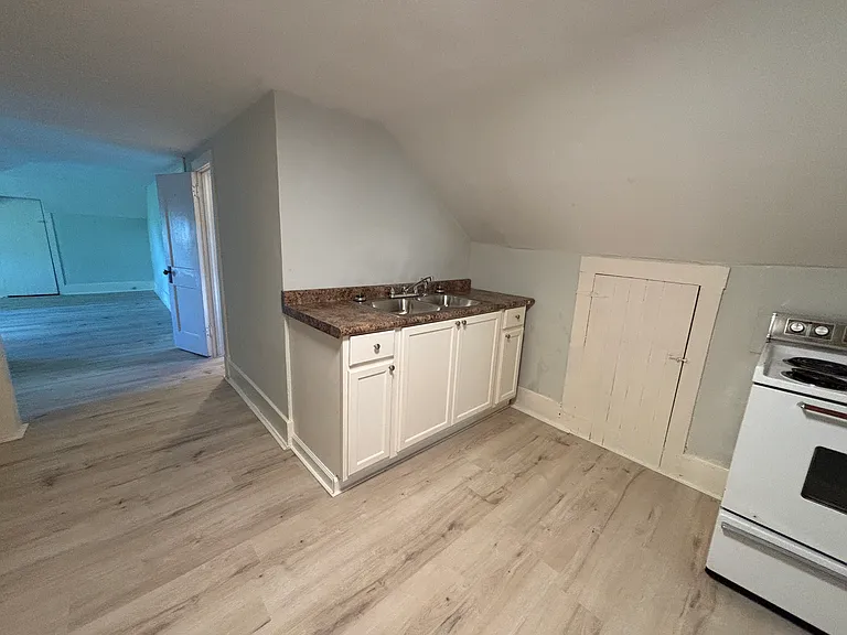 298 N Fairview Ave #B — Photo 9