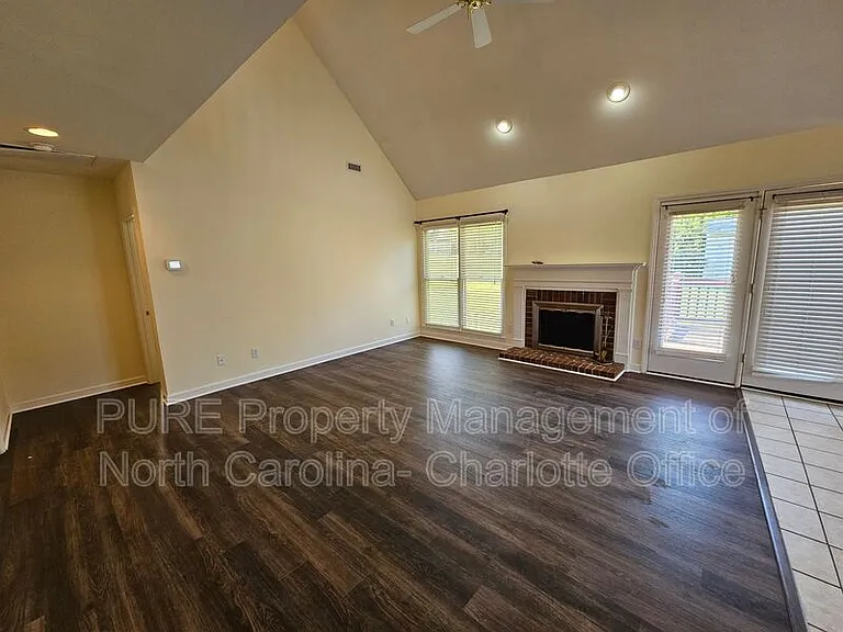 151 Woodfern Pl — Photo 1