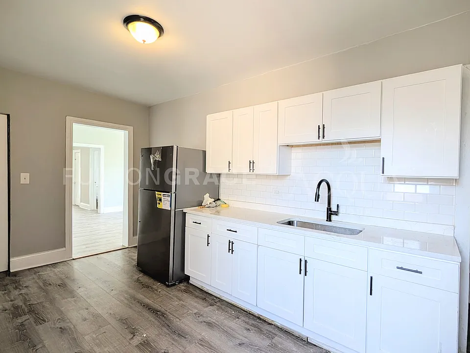 6300 N Oakley Ave #3