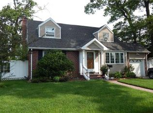 8 Townsend Pl, Syosset, NY 11791