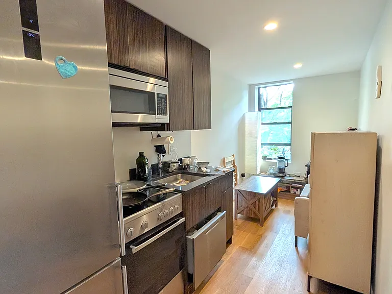 738 E 6th St #4B — Photo 1