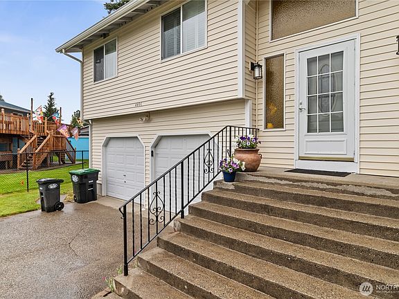 3rd image of 4406 Montclair Drive SE