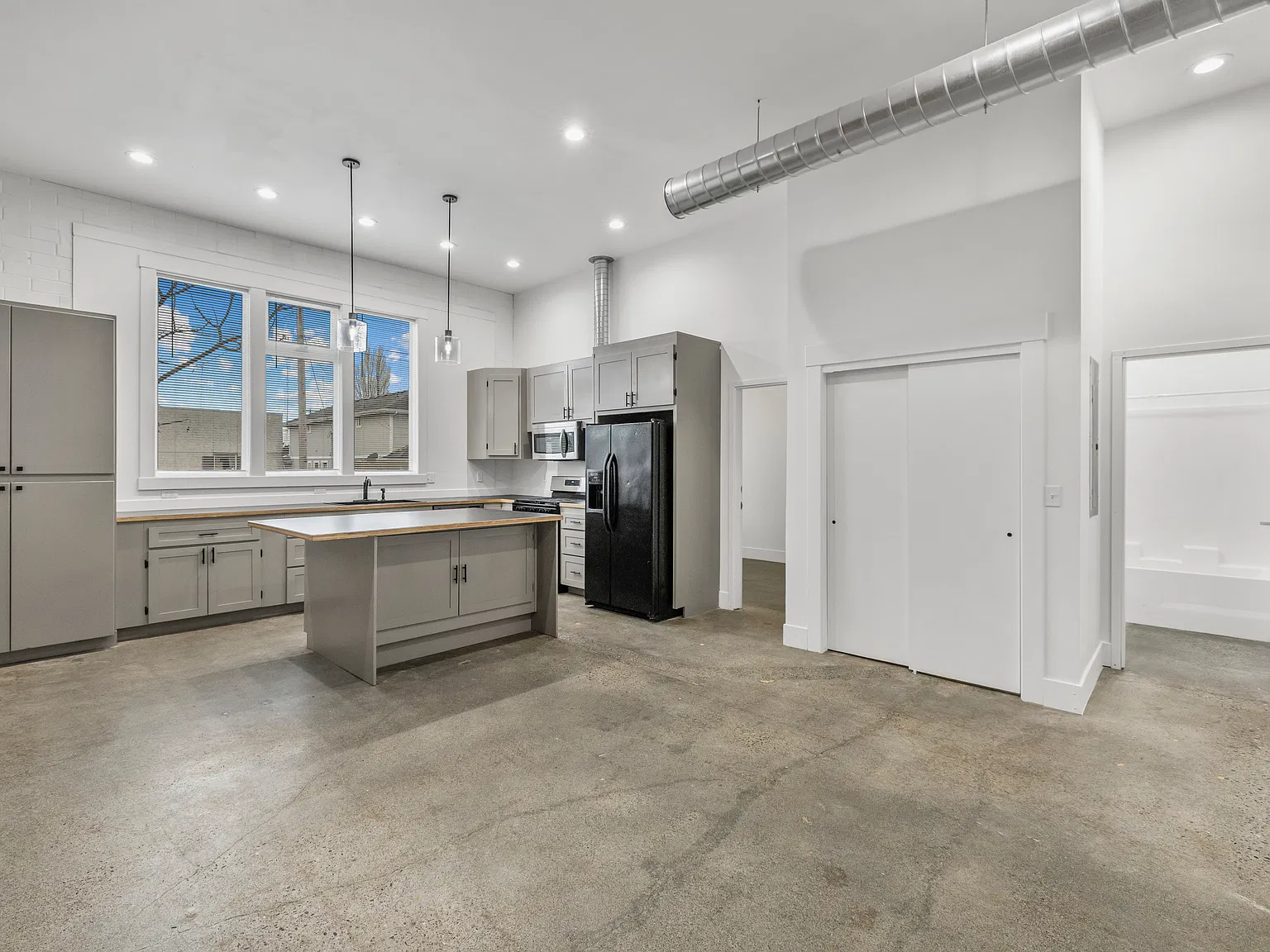 3 bed, 1000 sqft, $2,500 — Photo 3