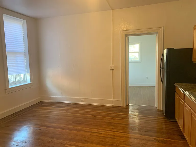 489 W Market St #2 — Photo 3