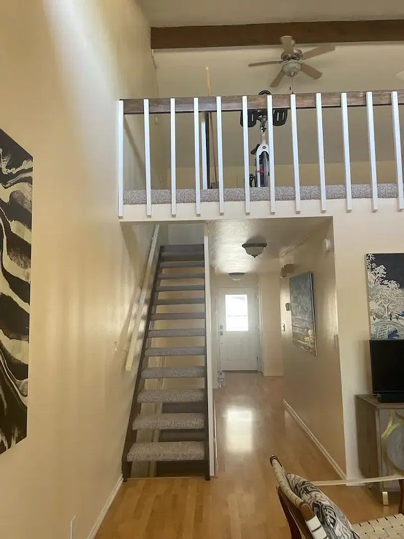 Luxurious Executive Rental with Stunning Views — Photo 3