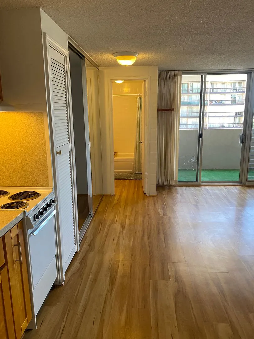 Conveniently Located Studio In Town — Photo 1