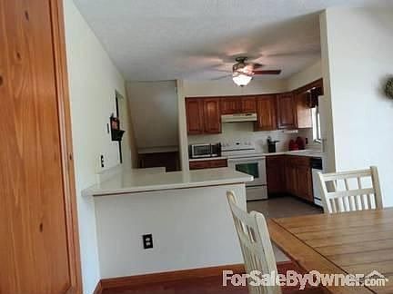 Spacious Kitchen/Dining
						:
						Appliances included Stove brand new