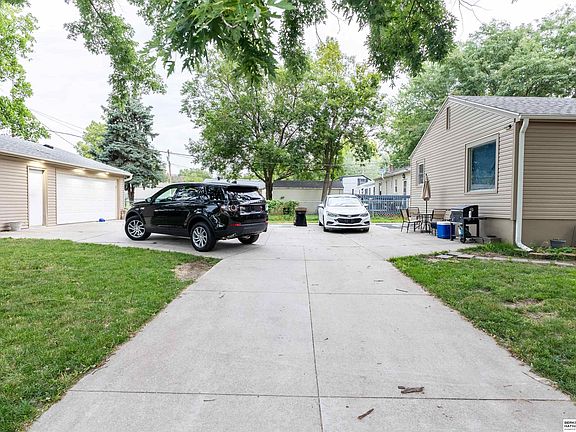 2nd image of 804 W Sarpy Ave
