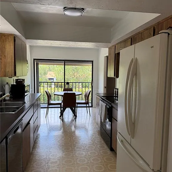 576 Retreat Dr #201 — Photo 7