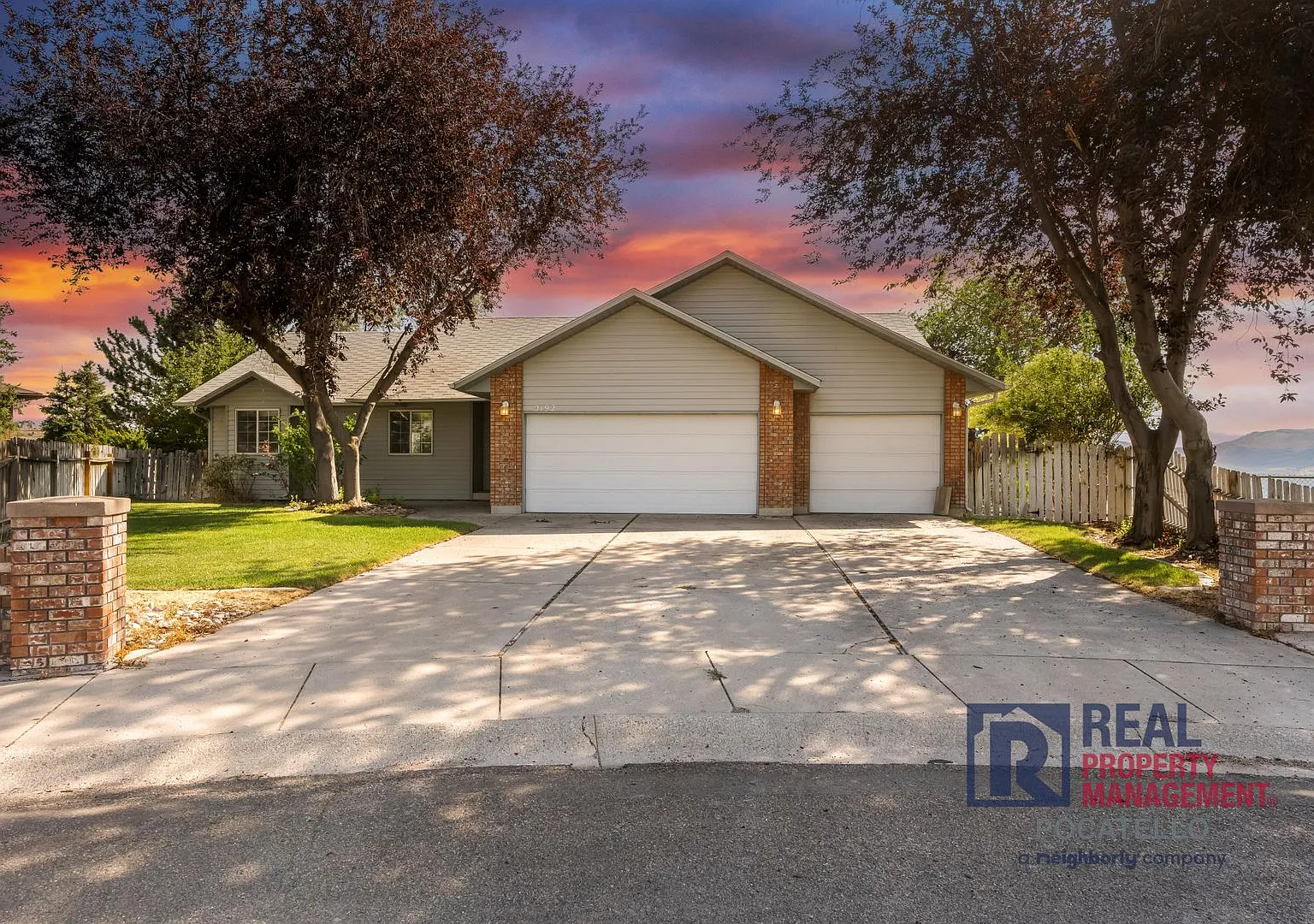 Beautiful 4 bed 2 1/2 bath - 3 car garage — Photo 1