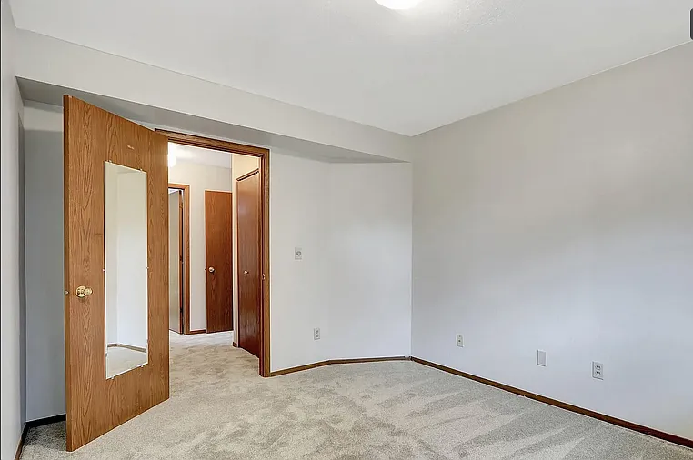 E 20th Ave — Photo 17