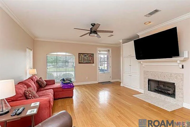 10125 Springbrook Ave — Photo 8