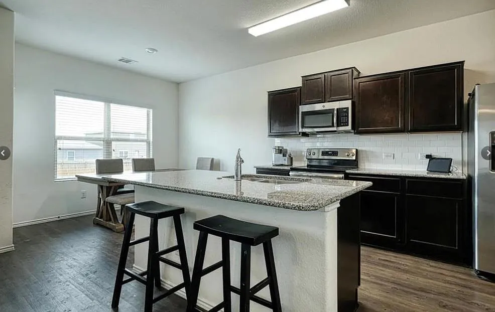 3 bed, 2.5 bath, 1680 sqft, $1,800 — Photo 3