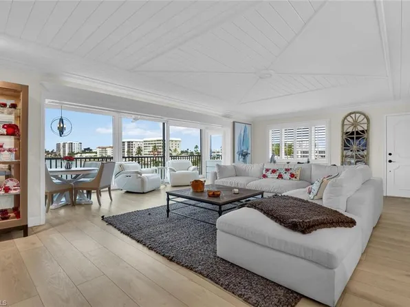 222 Harbour Dr APT 403, Naples, FL 34103