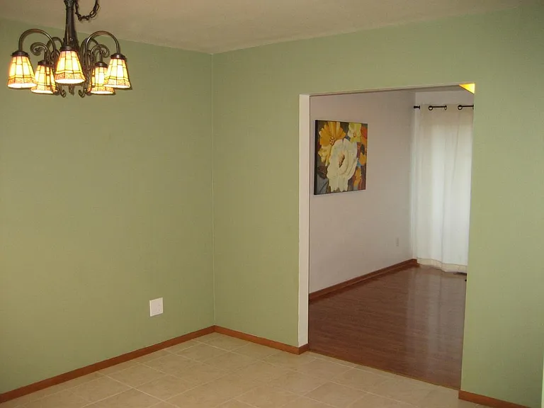 Eat in Kitchen flows to formal dining area